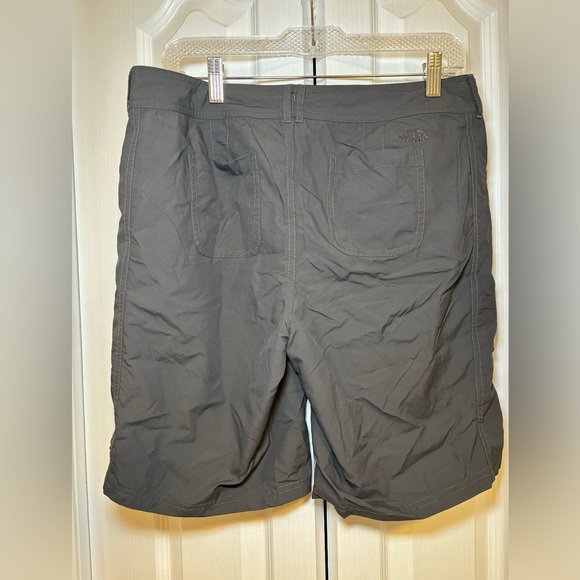 The North Face - Women’s Hiking Outdoor Dark Charcoal Gray Cargo Shorts in Size8 - Picture 3 of 10